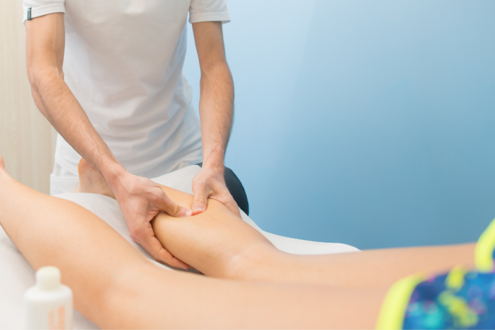 massage des mollets par un kinésithérapeute professionnel